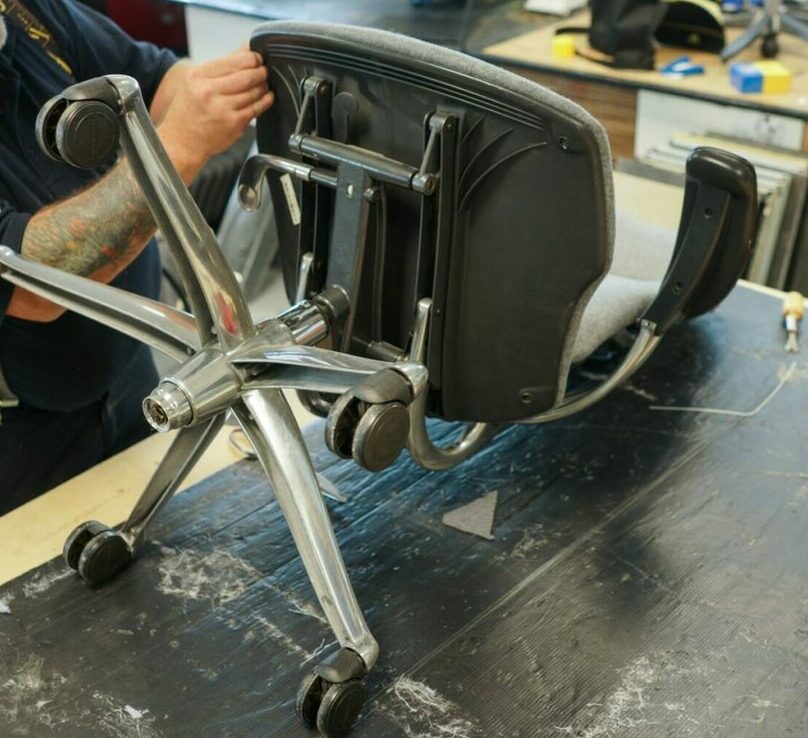 Ремонт, перетяжка и замена обивки офисного кресла или кресла руководителя 